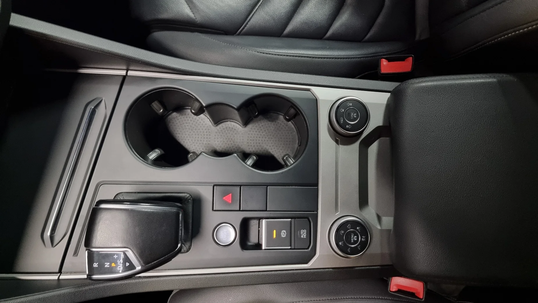 Volkswagen Touareg photo